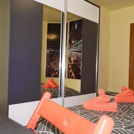 Spacious 2bdr - Free Parking - Walk Everywhere - 300 Mbps Wifi *