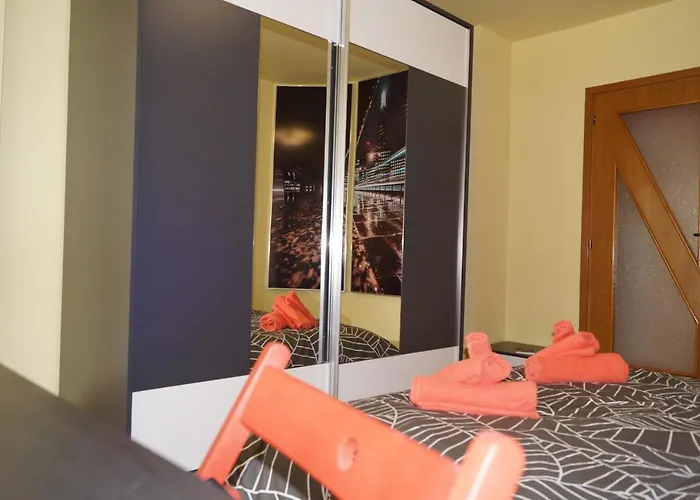 Spacious 2bdr - Free Parking - Walk Everywhere - 300 Mbps Wifi *