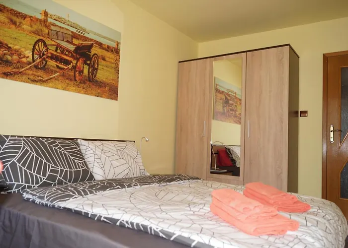 Spacious 2bdr - Free Parking - Walk Everywhere - 300 Mbps Wifi شقة