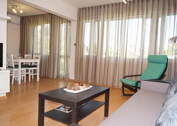 Spacious 2bdr - Free Parking - Walk Everywhere - 300 Mbps Wifi